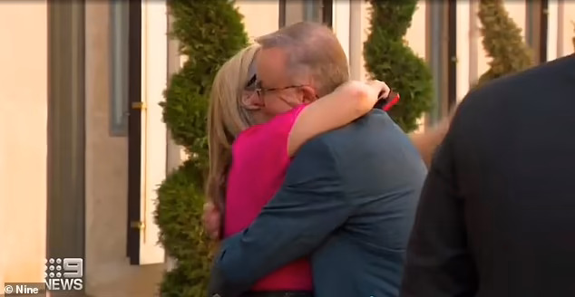 Жена премьера Австралии не сдержала слез, провожая его в Украину (видео)